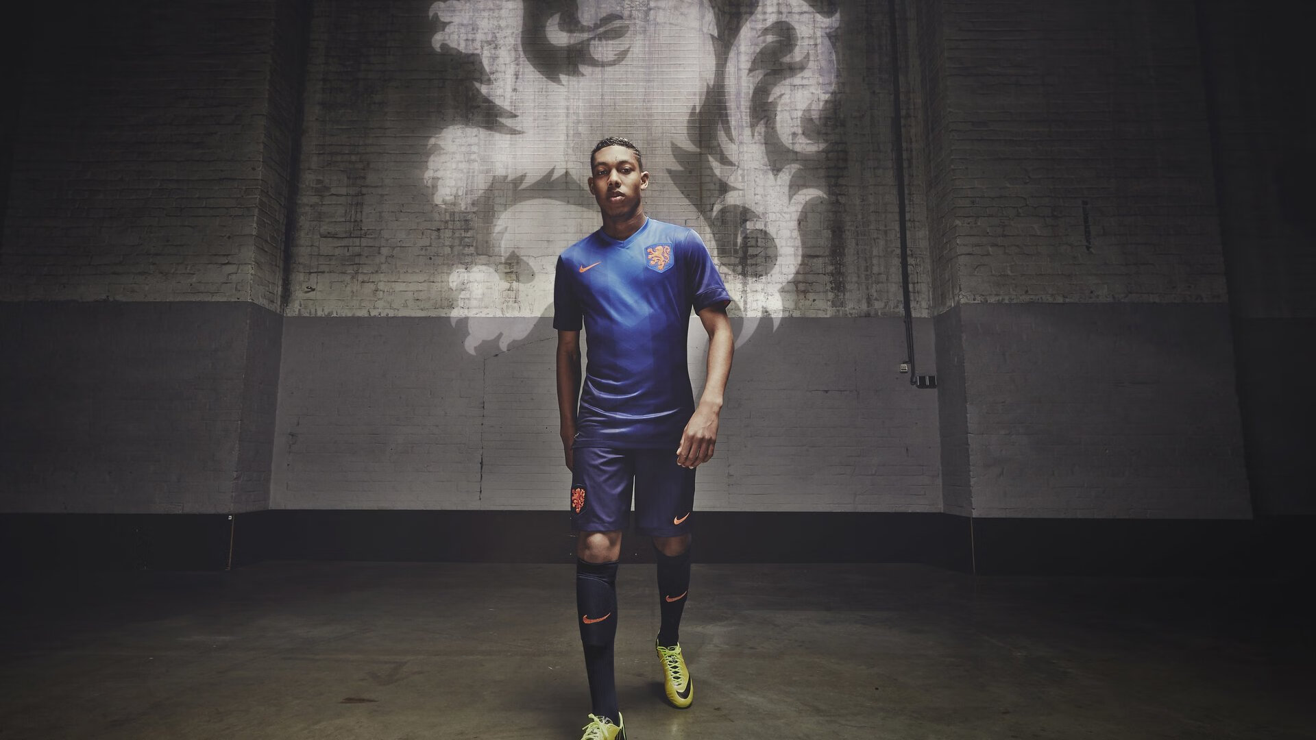 欧冠小组赛：法兰克福2比2里昂 德法球迷共同点亮看台烟火